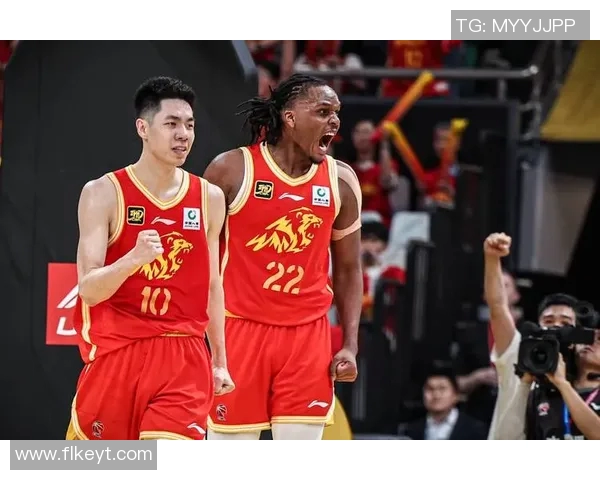 成都篮球队配合变革引发热议球迷期待新战术带来的精彩表现