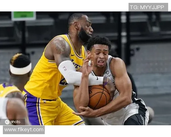 湖人战胜马刺，詹姆斯三双砍下30+10+11：重燃紫金王朝的辉煌